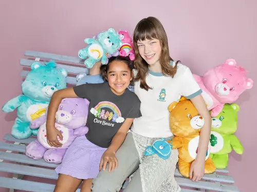 ▲GU聯名Care Bears超萌單品開搶！美人季下殺250元起，母親節快帶媽媽逛起來。（圖／GU提供）