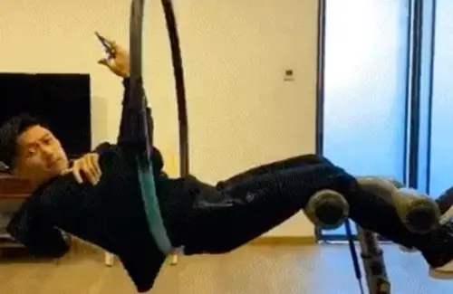 ▲謝霆鋒一邊在空中扭呼拉圈、一邊玩手機,看起來輕鬆寫意。(圖/翻攝自微博) ▲謝霆鋒一邊在空中扭呼拉圈、一邊玩手機,看起來輕鬆寫意。(圖/翻攝自微博)