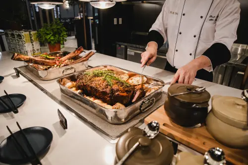 國泰飯店觀光事業推出線上旅展,有超值餐券,其中台北國泰萬怡酒店「美饌暢饗套票」,內含4張「平日自助午晚餐單人券」及2張「假日自助下午茶單人券」,每組特價5,900元。(圖/國泰飯店觀光事業提供) ▲國泰飯店觀光事業推出線上旅展,有超值餐券,其中台北國泰萬怡酒店「美饌暢饗套票」,內含4張「平日自助午晚餐單人券」及2張「假日自助下午茶單人券」,每組特價5,900元。(圖/國泰飯店觀光事業提供)