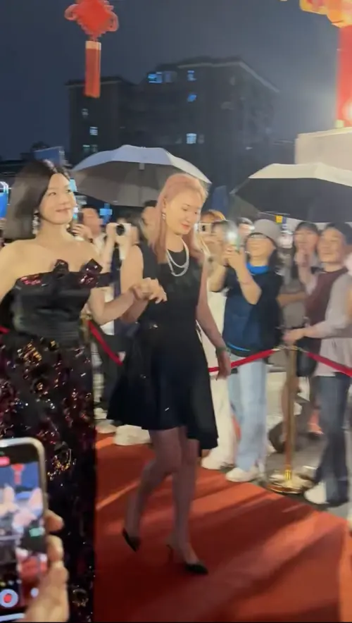 ▲陳妍希（左）需要人攙扶著才能走路。（圖／翻攝自小紅書）