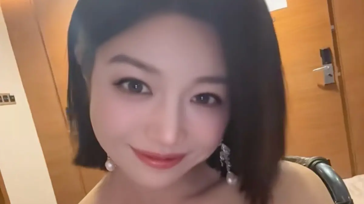 ▲41歲知名女星陳妍希7日出席中國活動時，被發現走路跛腳，甚至需要工作人員攙扶才能走路，在台下坐輪椅畫面也曝光，據悉她扭傷的原因是打羽毛球時腳扭傷。（圖／陳妍希 小紅書）