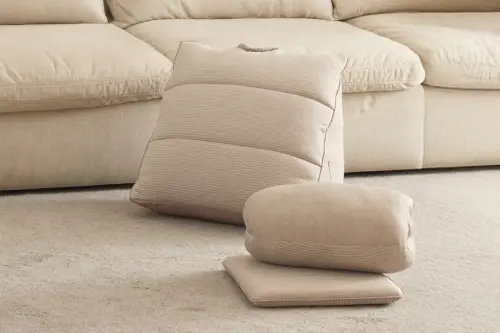 ▲SNOW TOUCH 涼感三角大靠墊」超過50公分的大三角形結構，放在床上或沙發上能穩固之撐腰背，解決媽媽追劇腰酸背痛問題。（圖／HOLA提供）