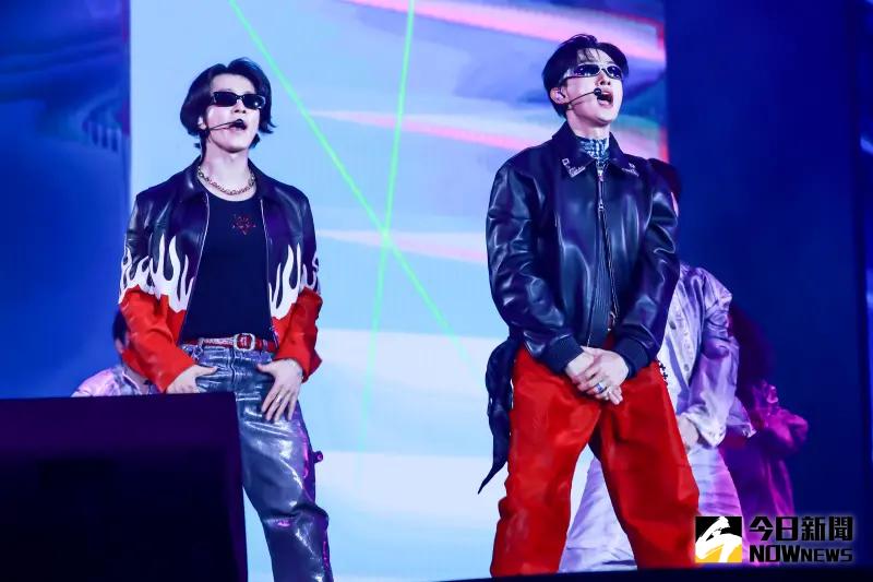 ▲SJ-D&E成員東海(左)、銀赫排開行程飛來台灣參加第20屆《KKBOX風雲榜》。(圖/讀者提供)