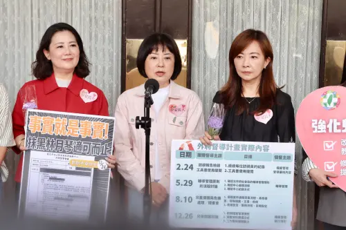 ▲吳思瑤對林月琴打氣。（圖／記者李政龍攝，2025.05.09）