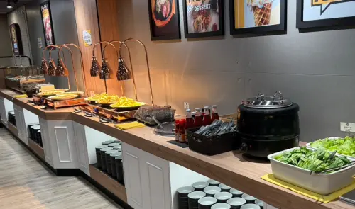 ▲貴族世家MIni排餐最便宜299元起,只要點排餐就能夠享用豐盛的自助吧,包括DIY燙青菜、滷肉飯、咖哩牛腩飯、Pizza、炸物、水果等,通通都是吃到飽!(圖/貴族世家官網) ▲貴族世家MIni排餐最便宜299元起,只要點排餐就能夠享用豐盛的自助吧,包括DIY燙青菜、滷肉飯、咖哩牛腩飯、Pizza、炸物、水果等,通通都是吃到飽!(圖/貴族世家官網)