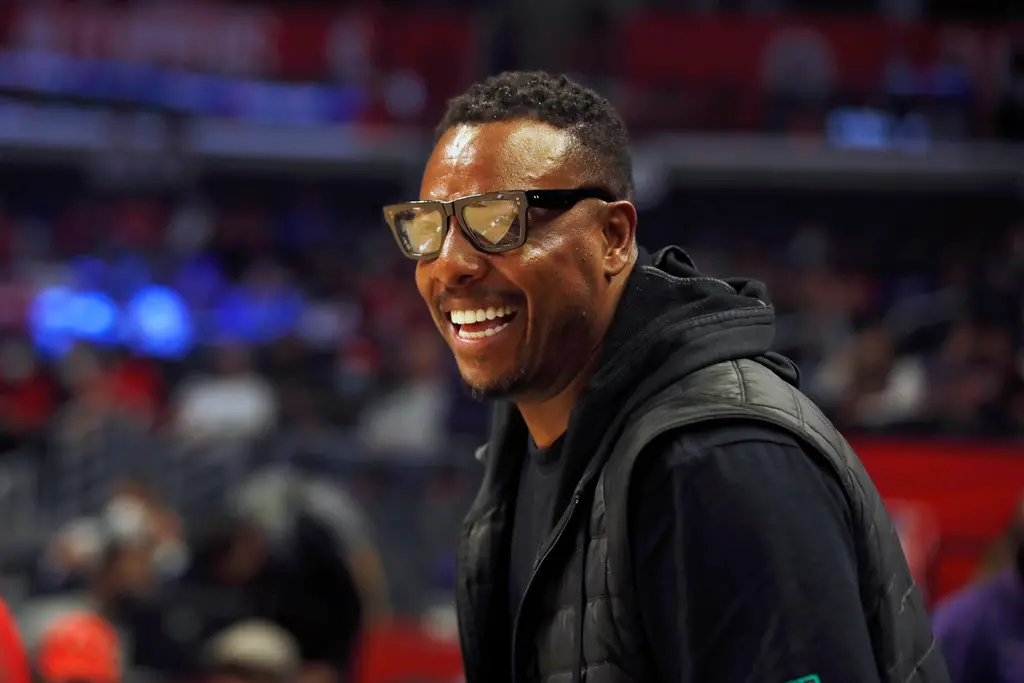 ▲NBA波士頓塞爾提克傳奇球星Paul Pierce，日前表示如果塞爾提克G2再輸紐約尼克，他就要徒步32公里上班，結果塞爾提克最終1分惜敗，今（9）日Pierce也信守承諾，穿睡袍徒步32公里上班，途中還巧遇前隊友Kevin Garnett。（圖／美聯社／達志影像）