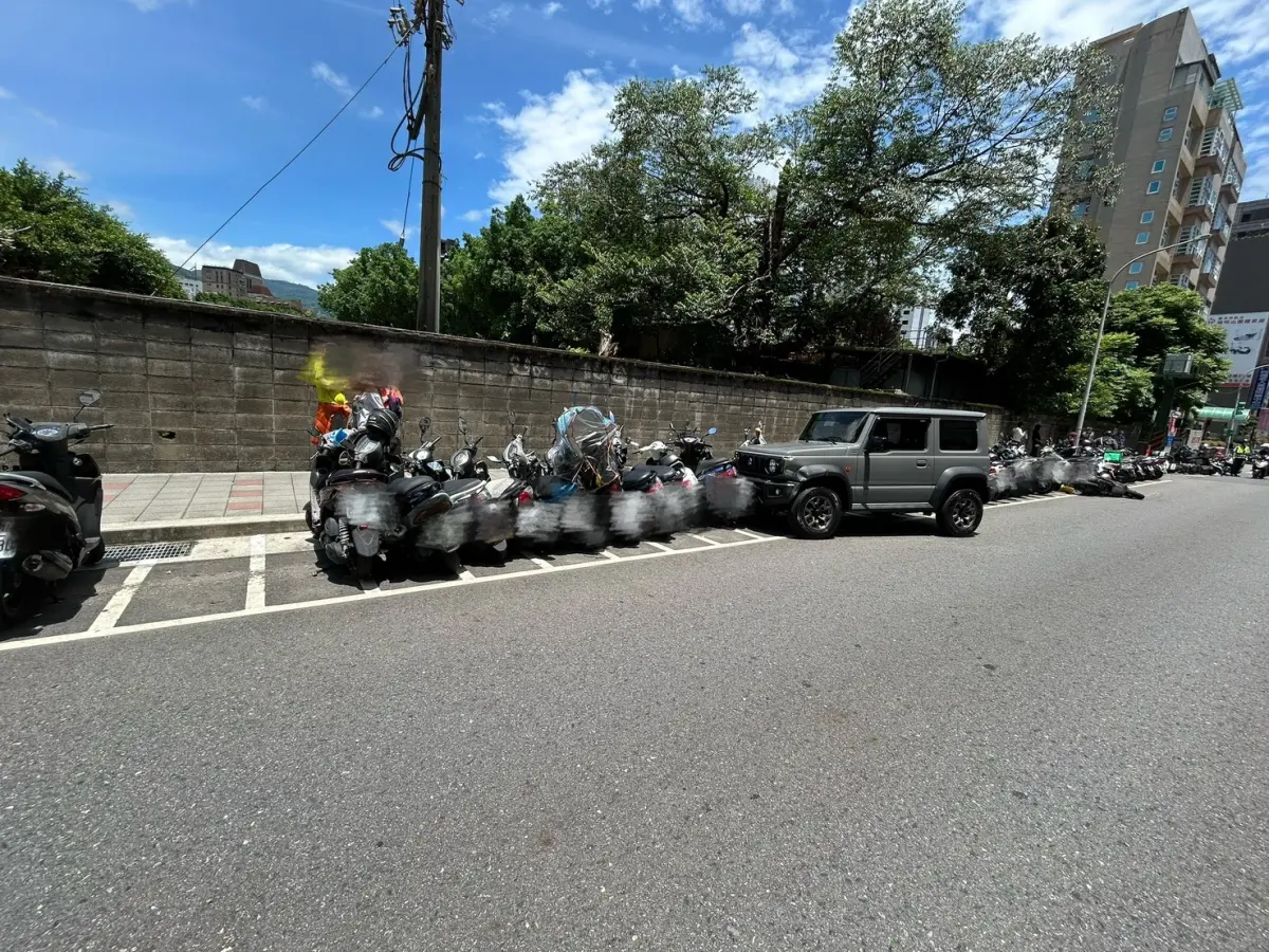 ▲7旬陳姓老翁開車發生擦撞後突然失控，衝向路邊停車格，撞倒25輛機車造成一名男子擦傷送醫。（圖／警方提供）