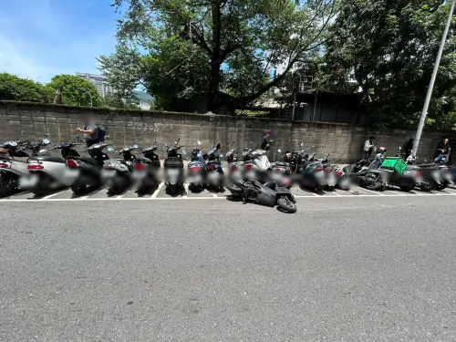 ▲7旬陳姓老翁開車發生擦撞後突然失控，衝向路邊停車格，撞倒25輛機車造成一名男子擦傷送醫。（圖／警方提供）