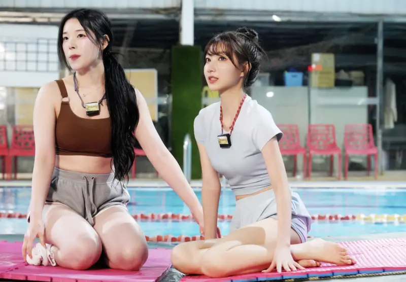 ▲趙娟週（左）與一粒在《女孩好野2》要在「水上搶襪大賽」PK，結果趙娟週的手不小心揮到一粒的鼻子，一粒當場痛到摀鼻，趙娟週也嚇到。（圖／東森超視提供）