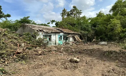 ▲為因應汛期與坡地出流風險,高市水利局依法進場執行坡地水土保持工程時,在10號球道旁滯洪池施工地點發現廢棄屋舍。(圖/高市府水利局提供) ▲為因應汛期與坡地出流風險,高市水利局依法進場執行坡地水土保持工程時,在10號球道旁滯洪池施工地點發現廢棄屋舍。(圖/高市府水利局提供)