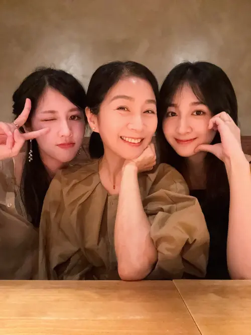 ▲方文琳(中)在臉書曬出與女兒們一同共進母親節晚餐的照片。(圖/翻攝自方文琳臉書) ▲方文琳(中)在臉書曬出與女兒們一同共進母親節晚餐的照片。(圖/翻攝自方文琳臉書)