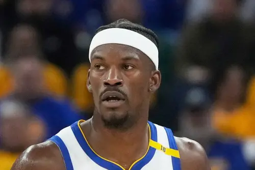 金州勇士目前在次輪系列賽已經站在了懸崖邊緣上,而Jimmy Butler,這位被冠以「Playoff Jimmy」之名的季後賽殺手,卻在沉默中打完了兩場幾近隱形的比賽。 ▲金州勇士目前在次輪系列賽已經站在了懸崖邊緣上,而Jimmy Butler,這位被冠以「Playoff Jimmy」之名的季後賽殺手,卻在沉默中打完了兩場幾近隱形的比賽。(圖/美聯社/達志影像)