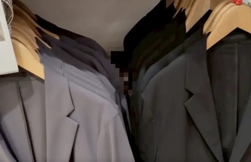 ▲一對網紅夫妻帶2歲10個月大的女兒逛UNIQLO蘆洲長榮店時，孩子突然在店內想大號，躲進西裝展示架後方「醞釀情緒」，爸爸竟全程錄影，並上傳到IG、Threads等社群平台上。（圖／翻攝自Threads）