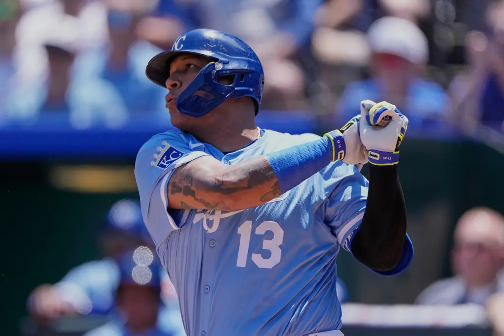 ▲目前效力於美國職業棒球大聯盟（Major League Baseball）堪薩斯市皇家隊的球星Salvador Pérez，不僅以48支全壘打獨霸大聯盟主力捕手單季本壘打最多紀錄逾50年，攻守俱佳的他，還曾五度拿下金手套獎。（圖／美聯社／達志影像）