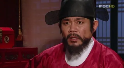 鄭明煥的絡腮鬍造型超有辨識度。(圖/NAVER) ▲鄭明煥的絡腮鬍造型超有辨識度。(圖/NAVER)