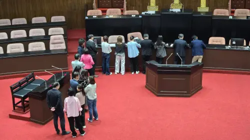 影/《紀念日及節日條例》三讀!綠委全跑光 韓國瑜唱名全不在場