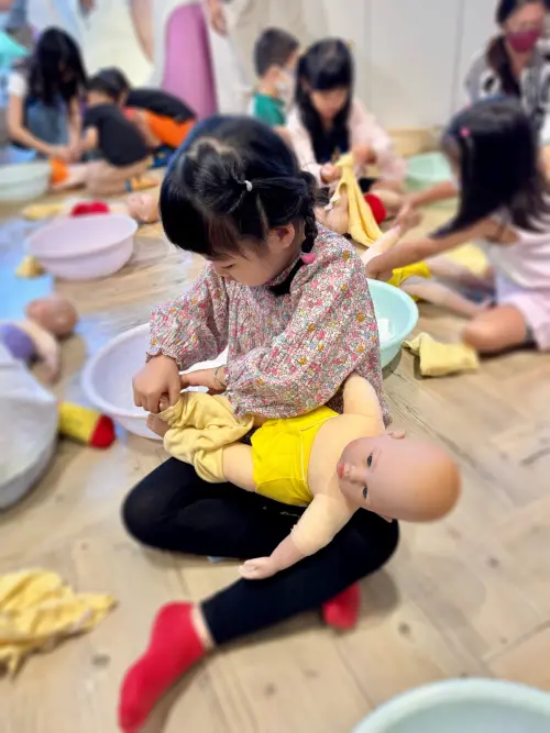 ▲國泰世華銀行舉辦多場親子活動，其中小小職人體驗趣的小小育嬰師。（圖／國泰世華銀行提供）