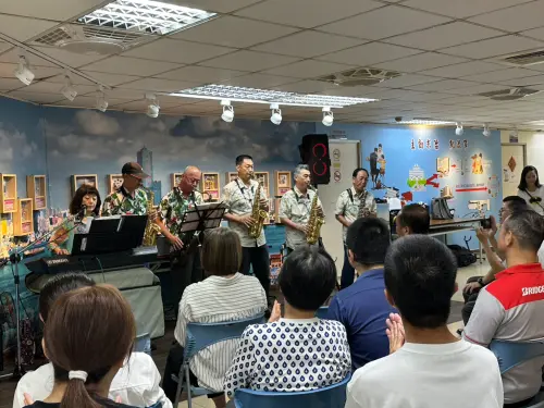 ▲藉由母親節率領7位樂師前來獻藝,特別一曲「母親我愛妳」獲得在場人員熱烈掌聲,希望向所有身兼母職的女性同仁表達最誠摯的敬意。(圖/高市警局少年隊提供) ▲藉由母親節率領7位樂師前來獻藝,特別一曲「母親我愛妳」獲得在場人員熱烈掌聲,希望向所有身兼母職的女性同仁表達最誠摯的敬意。(圖/高市警局少年隊提供)