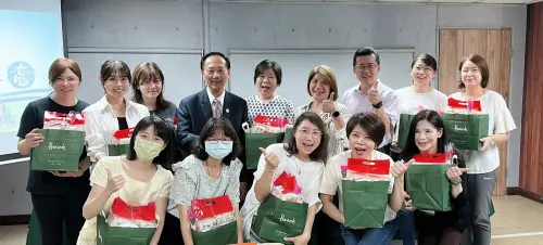 ▲活動現場除了準備了熱騰騰的午餐現煮鮮美的肉羹麵線與冰涼透心的紅西瓜外還有母親節禮物,讓執勤同仁在忙碌的工作之餘,也備感溫暖與支持。(圖/高市警局少年隊提供) ▲活動現場除了準備了熱騰騰的午餐現煮鮮美的肉羹麵線與冰涼透心的紅西瓜外還有母親節禮物,讓執勤同仁在忙碌的工作之餘,也備感溫暖與支持。(圖/高市警局少年隊提供)