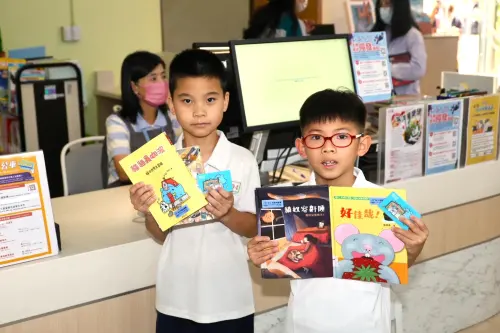 ▲小朋友以萌萌的咖波借閱證借到繪本。（圖／台中市政府提供，2025.05.09）