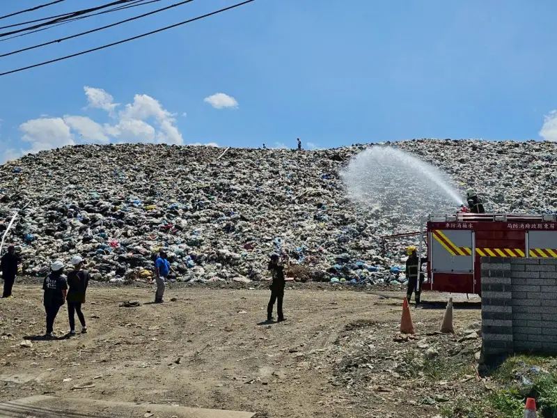 ▲枋寮垃圾掩埋場於今年3月底曾發生火警，引發周邊居民高度關注，環保局聯手消防局於枋寮掩埋場消防演練。（圖／屏東縣府提供）