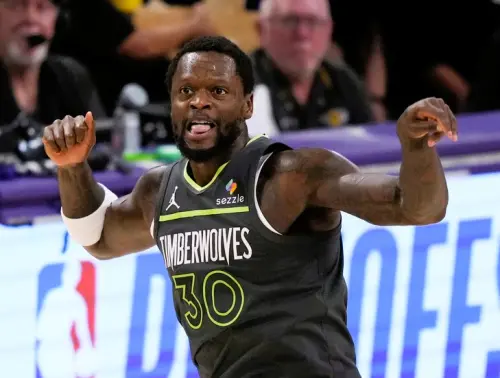 ▲NBA明尼蘇達灰狼隊在昨靠著Julius Randle。（圖／美聯社／達志影像）