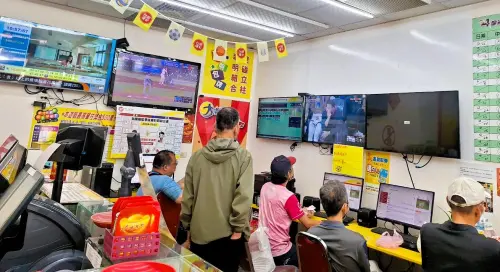 ▲經銷商用心經營,勇士、灰狼之戰,一早就出現人潮。支持合法的台灣運彩,買運彩,看體育,更精彩。(圖/桃園市長鋐運動彩券行提供) ▲經銷商用心經營,勇士、灰狼之戰,一早就出現人潮。支持合法的台灣運彩,買運彩,看體育,更精彩。(圖/桃園市長鋐運動彩券行提供)