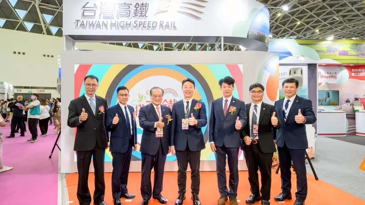 ▲交通部長陳世凱(中)、台灣高鐵董事長鄭光遠(左3)共同出席攤位開幕儀式。（圖／台灣高鐵提供）