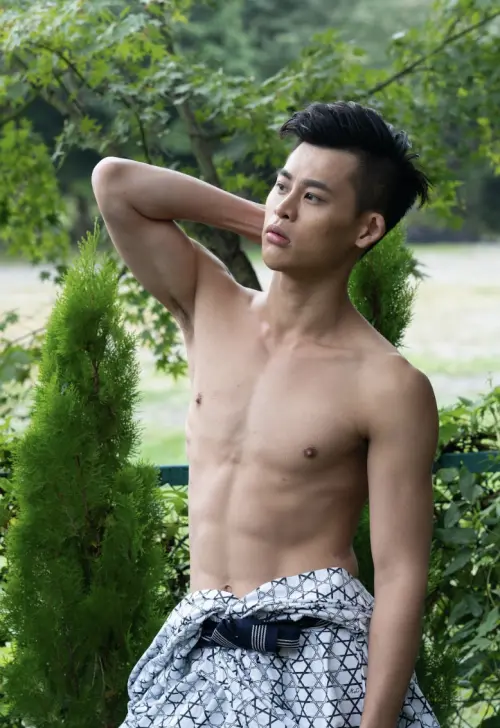 ▲劉宜豪在《誰在看著我們》中常常一絲不掛，尺度不只裸上身。（圖／攝露士提供）