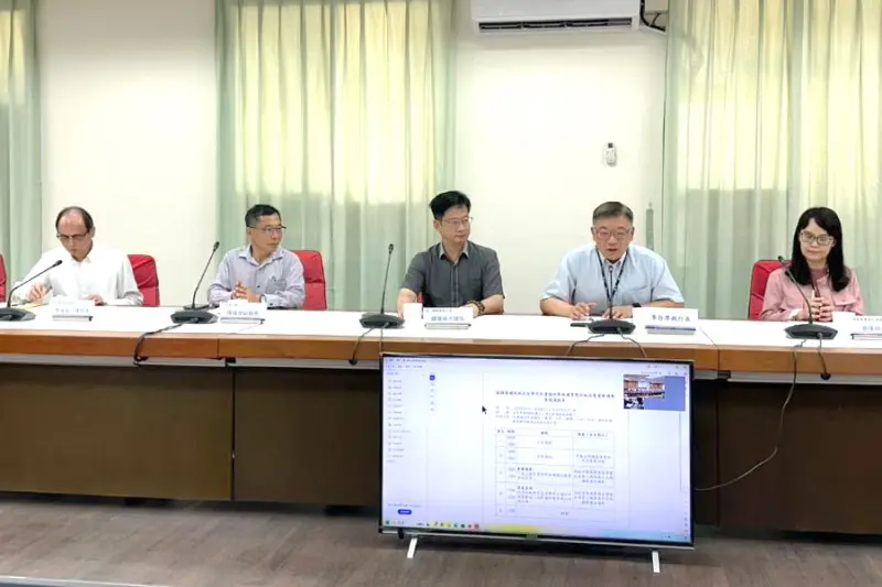 ▲台灣中油公司煉製事業部攜手警政署保二總隊四大隊舉辦關鍵基礎設施危害事件講習，由煉製事業部執行長季存厚(右2)與保二總隊四大隊大隊長鐘國瑞(中)共同主持。(圖／警政署保二總隊四大隊提供)