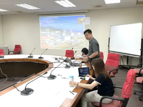 ▲警政署保二總隊四大隊大隊長鐘國瑞(站立者)說明強化關鍵基礎設施應變聯防力的因應措施。(圖/警政署保二總隊四大隊提供) ▲警政署保二總隊四大隊大隊長鐘國瑞(站立者)說明強化關鍵基礎設施應變聯防力的因應措施。(圖/警政署保二總隊四大隊提供)