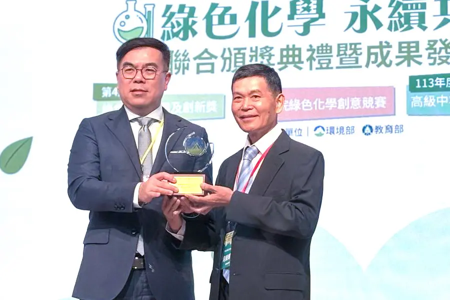 ▲中鋼公司第3冷軋廠獲環境部第4屆綠色化學應用及創新獎之殊榮，由生產部門助理副總經理吳榮輝(右)接受環境部部長彭啟明(左)頒獎表揚。(圖／中鋼公司提供)