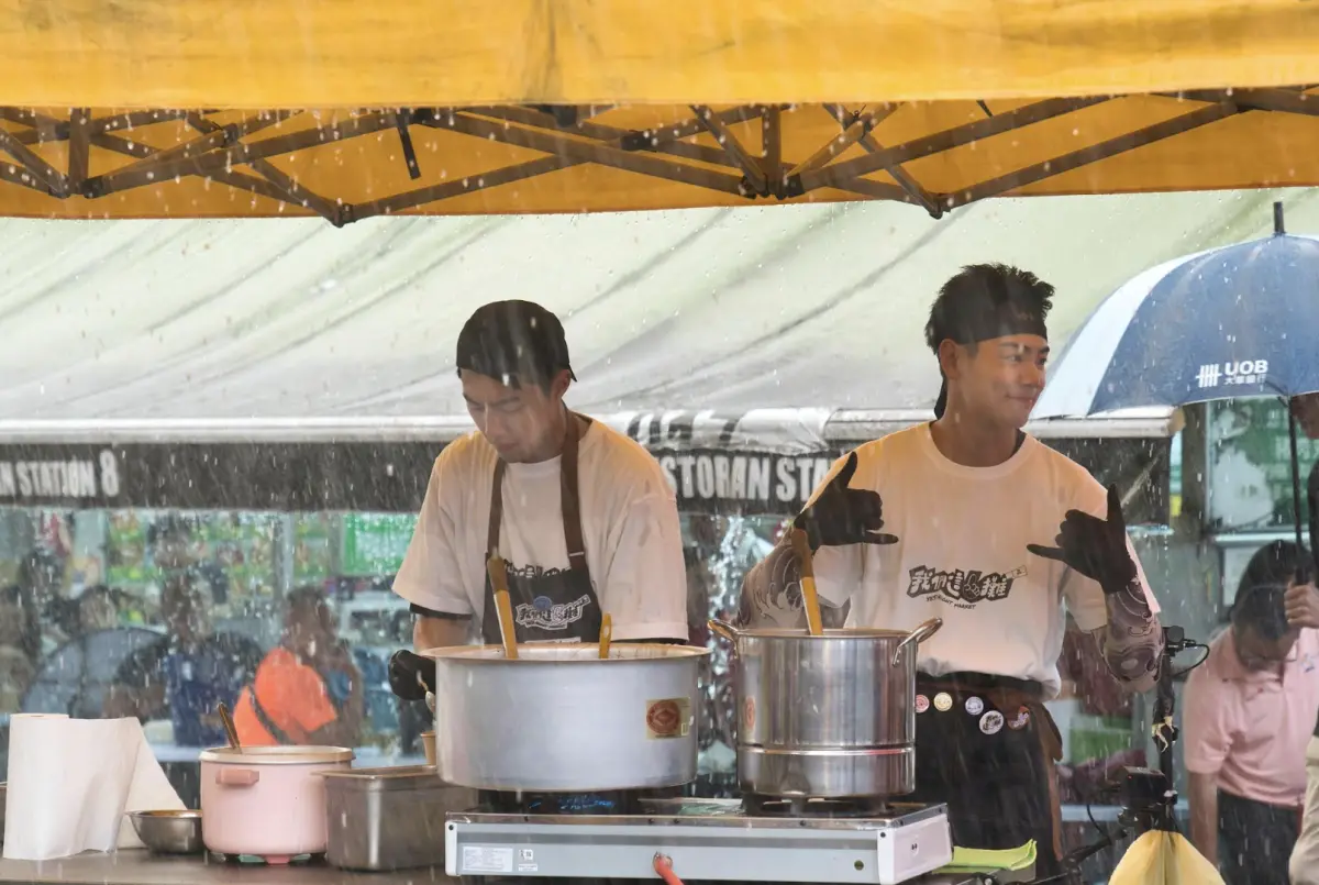 ▲《我們這一攤2》前進馬來西亞擺攤，結果遇上當地下大雨，禾浩辰（右）與蔡凡熙要忙著要顧好攤子，前來幫忙的馬來西亞藝人代表謝佳見，更被淋得像落湯雞。（圖／三立提供）