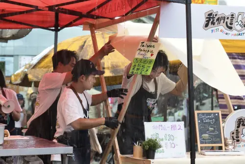 ▲《我們這一攤2》前進馬來西亞擺攤,結果遇上當地下大雨,所有人手忙腳亂,急著保護食材不要被雨淋溼。(圖/三立提供) ▲《我們這一攤2》前進馬來西亞擺攤,結果遇上當地下大雨,所有人手忙腳亂,急著保護食材不要被雨淋溼。(圖/三立提供)