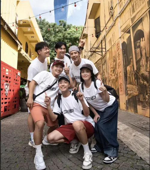 ▲《我們這一攤2》前往馬來西亞外景,禾浩辰(後排左起)、謝佳見、胡宇威,蔡昌憲(前排左起)、蔡凡熙與苗可麗,開心在馬來西亞欣賞風光。(圖/三立提供) ▲《我們這一攤2》前往馬來西亞外景,禾浩辰(後排左起)、謝佳見、胡宇威,蔡昌憲(前排左起)、蔡凡熙與苗可麗,開心在馬來西亞欣賞風光。(圖/三立提供)