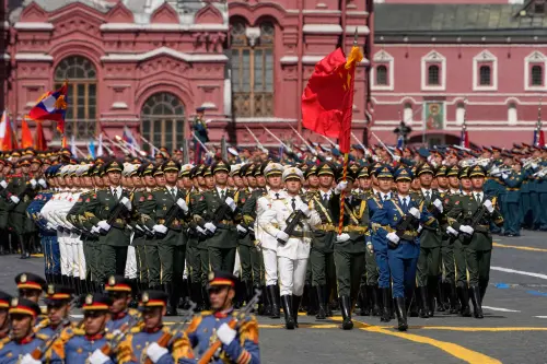 俄羅斯9日舉行勝利日閱兵式,中國解放軍儀仗司禮大隊儀仗分隊通過過紅場。(圖/美聯社/達志影像) ▲俄羅斯9日舉行勝利日閱兵式,中國解放軍儀仗司禮大隊儀仗分隊通過過紅場。(圖/美聯社/達志影像)