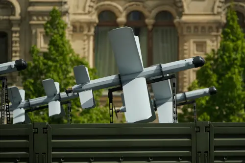 俄羅斯9日舉行勝利日閱兵式,俄軍ZALA Lancet 無人機由卡車運載駛過紅場。(圖/美聯社/達志影像) ▲俄羅斯9日舉行勝利日閱兵式,俄軍ZALA Lancet 無人機由卡車運載駛過紅場。(圖/美聯社/達志影像)