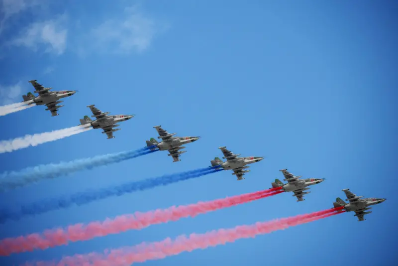 ▲俄羅斯9日舉行勝利日閱兵式,俄羅斯空軍蘇-25戰鬥機飛越紅場,在天空中留下俄羅斯國旗紅白藍三色的煙霧。(圖/美聯社/達志影像)