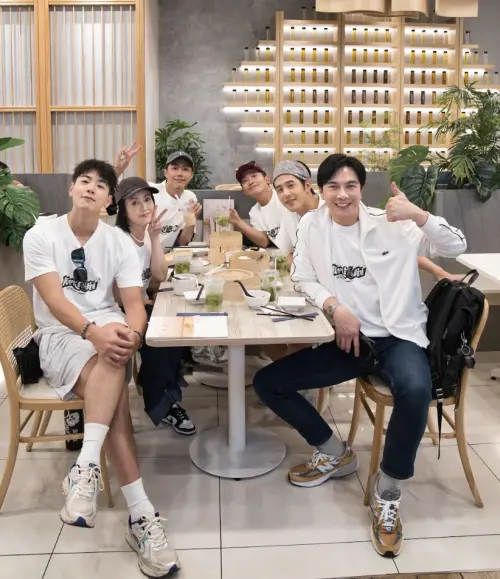 ▲謝佳見(右起),帶著胡宇威、蔡昌憲、蔡凡熙、苗可麗與禾浩辰一起享用馬來西亞道地美食。(圖/三立提供) ▲謝佳見(右起),帶著胡宇威、蔡昌憲、蔡凡熙、苗可麗與禾浩辰一起享用馬來西亞道地美食。(圖/三立提供)