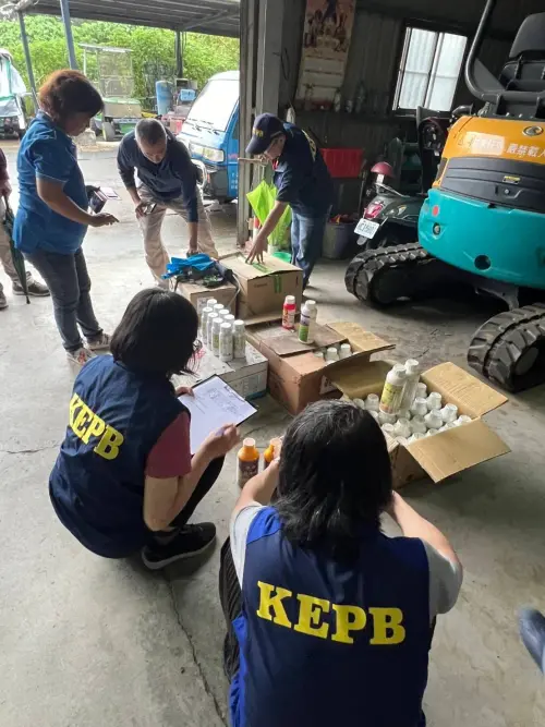 ▲高市府去年8月在球場查獲禁用於水源保護區的農藥22種474罐，其中包括俗稱「毒絲本」的禁藥陶斯松等，對球場處以重罰。(圖／高市府提供)