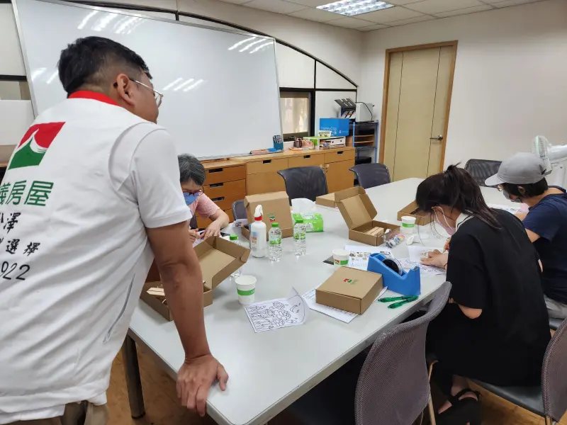 ▲信義房屋桃園中正店副手簡淞澤擔任主持人引導店內參與者進行活動。（圖／信義房屋提供）