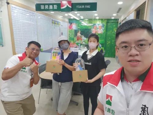 ▲信義房屋母親節琉璃燈手作活動參與者與桃園中正店同仁合影。左一為店副手簡淞澤、右一為桃園中正店經理康恩碩。（圖／信義房屋提供）