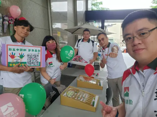 ▲信義房屋桃園中正店日前在經國店吳昌昱經理（右二）號召下，參與在地社區文創市集，設置以環保材料製作的彈珠台遊戲與小朋友同樂。（圖／信義房屋提供）