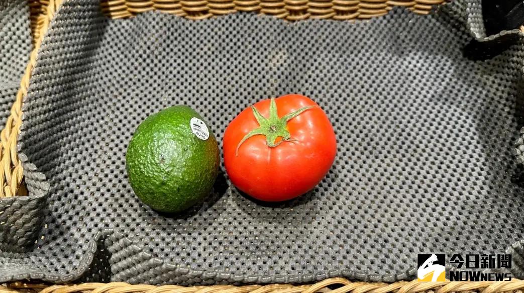 ▲新北老翁到賣場偷價值89元的酪梨和19元的番茄。（圖／警方提供）