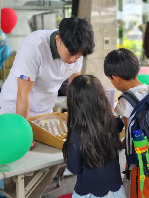 ▲信義房屋參與在地社區文創市集，設置以環保材料製作的彈珠台遊戲與小朋友同樂。（圖／信義房屋提供）