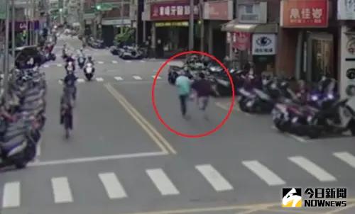 ▲新北一名老翁賣場偷酪梨，被店員追趕爆發衝突。（圖／警方提供）