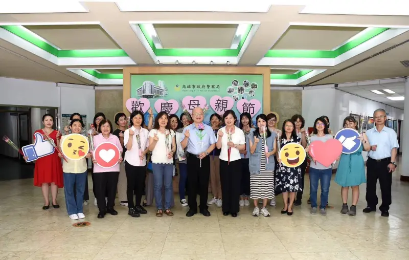 ▲高市警局今天特別舉辦「母親節感恩花禮」活動，提前為局內兼顧家庭與工作的女性同仁送上康乃馨，獻上最誠摯的祝福與敬意。（圖／高市警局提供）