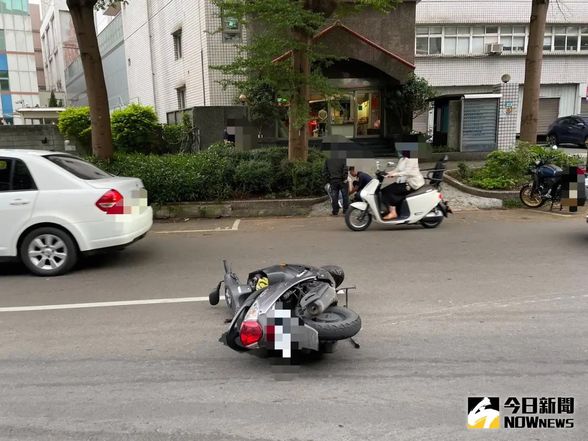▲新北一名婦女，母親節前夕騎車返家擦撞命危。（圖／翻攝警方）