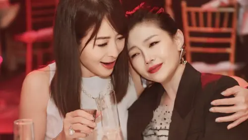 ▲賈永婕（左）今（11）日在好友大S（右）離世百日這天，曝光她生前暖舉，透露大S在疫情嚴峻時曾豪爽捐出100萬元，讓賈永婕募資到醫療器材。（圖／翻攝自賈永婕IG）