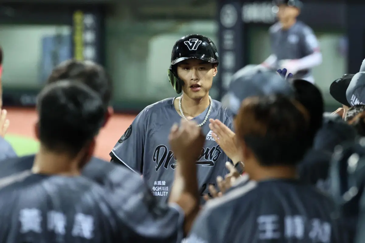 ▲味全龍張政禹用魚雷棒敲出全壘打，成為中職第一人。（圖／味全龍提供）